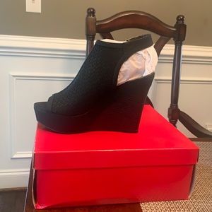 Brand New never worn Guess sandal.